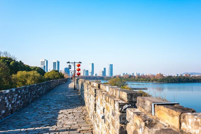 明城墙古老与现代的完美碰撞！K8凯发国际南京惊现最壮观(图3)