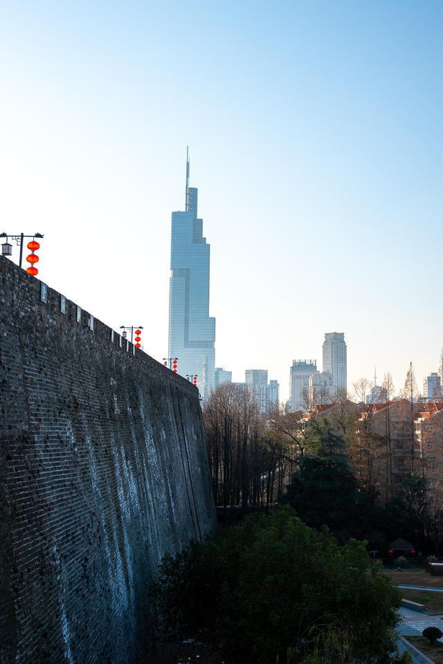 明城墙古老与现代的完美碰撞！K8凯发国际南京惊现最壮观(图6)
