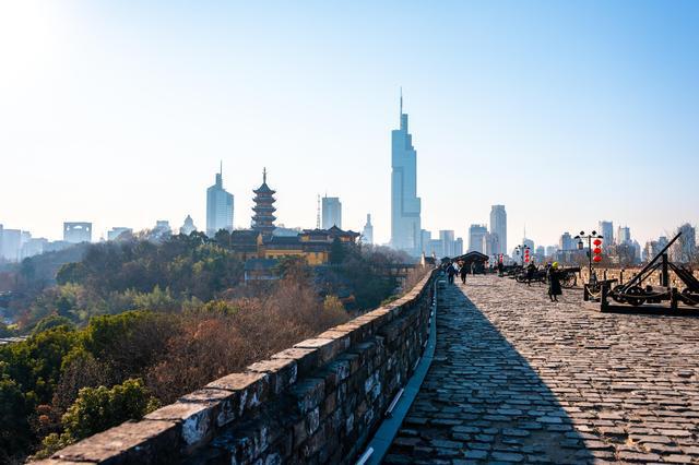 明城墙古老与现代的完美碰撞！K8凯发国际南京惊现最壮观(图5)