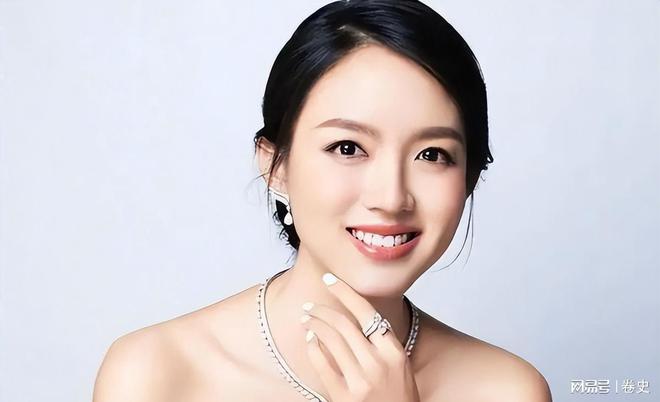 豪门怀孕6个月上春晚站C位真人生赢家k8凯发国际入口艳压奚梦瑶拒嫁30亿(图2)