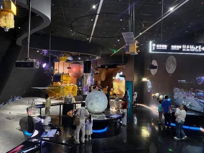爆！四大展厅 950 个项目玩一天都不够凯发k8国际娱乐首选深圳科技馆开馆首日挤(图2)