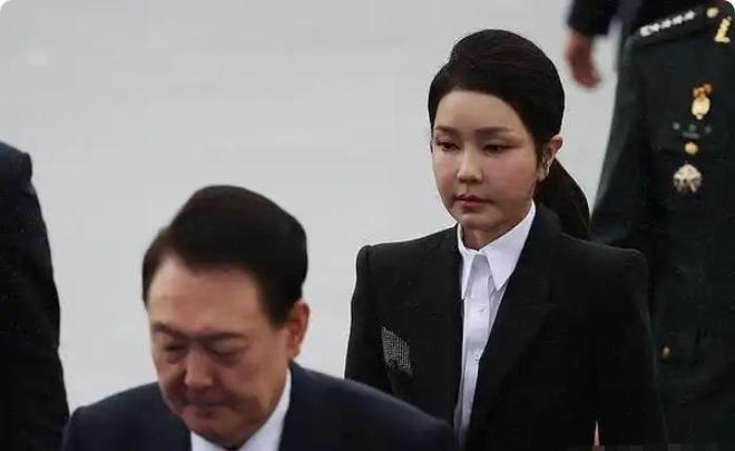 金建希后才发现自然脸和整容脸差距很明显凯发K8国际看到59岁金惠景和53岁(图7)