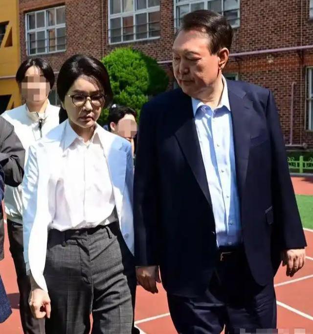 金建希后才发现自然脸和整容脸差距很明显凯发K8国际看到59岁金惠景和53岁(图14)