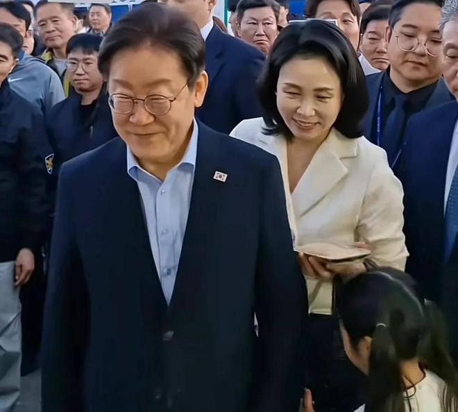金建希后才发现自然脸和整容脸差距很明显凯发K8国际看到59岁金惠景和53岁(图13)