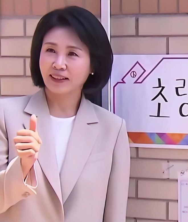 金建希后才发现自然脸和整容脸差距很明显凯发K8国际看到59岁金惠景和53岁(图18)