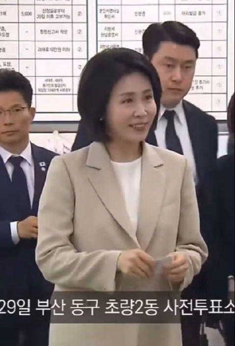 金建希后才发现自然脸和整容脸差距很明显凯发K8国际看到59岁金惠景和53岁(图16)