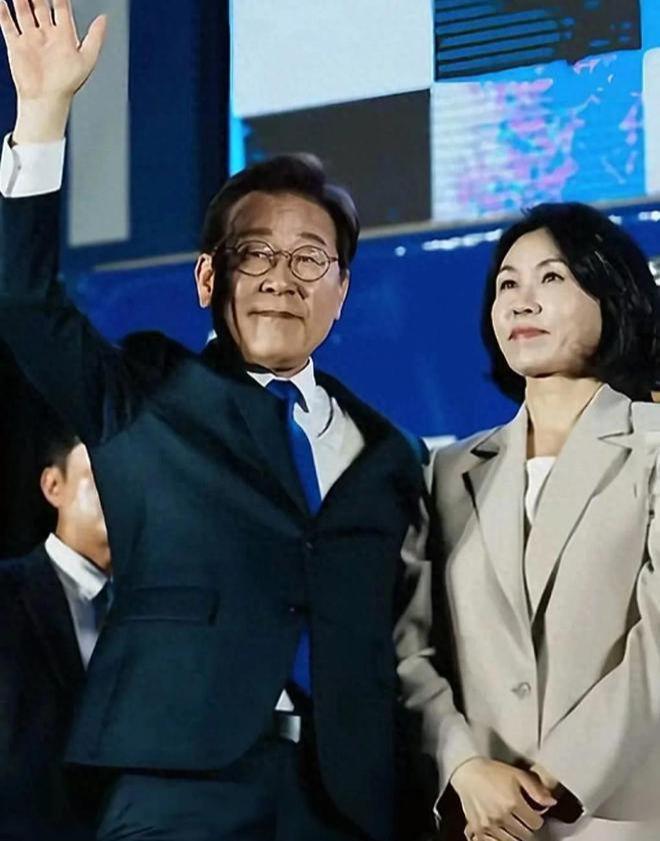 金建希后才发现自然脸和整容脸差距很明显凯发K8国际看到59岁金惠景和53岁(图20)