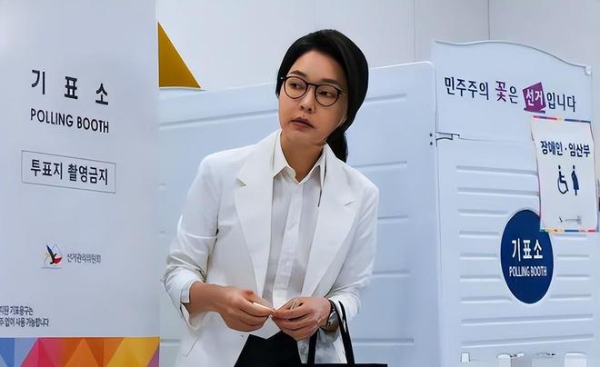 金建希后才发现自然脸和整容脸差距很明显凯发K8国际看到59岁金惠景和53岁(图24)